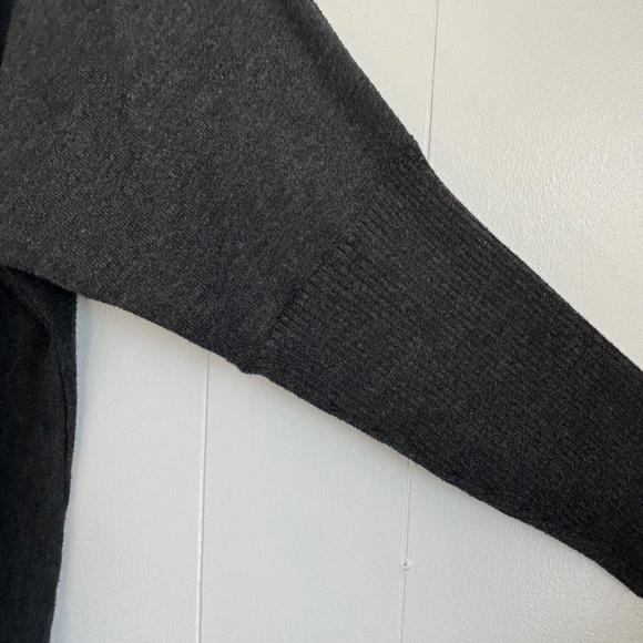 Cable & Gauge boat neck 3/4 sleeve pullover sweater with button detail on sleeve - Picture 6 of 10